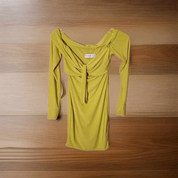 ClubL Dresses & Skirts - Lime Green Figure Enhancing Dress Low Neckline Sz6 Clubl Long Sleeve &Belt 140